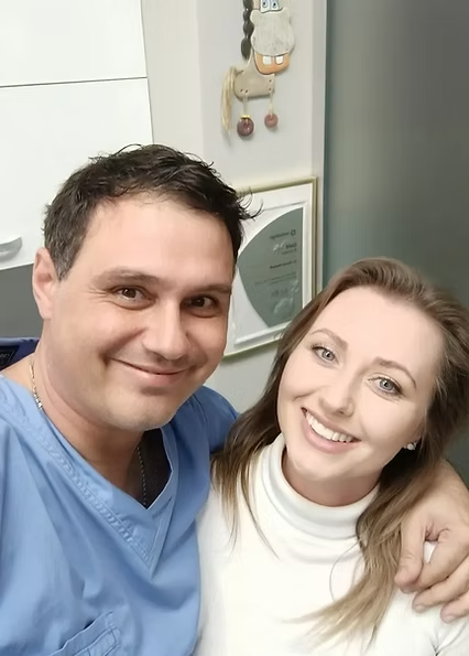 Д-р Стоян Деков с пациенткой в Deckoff Dental