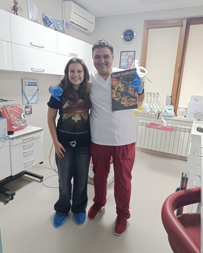 Д-р Стоян Деков с пациенткой в Deckoff Dental